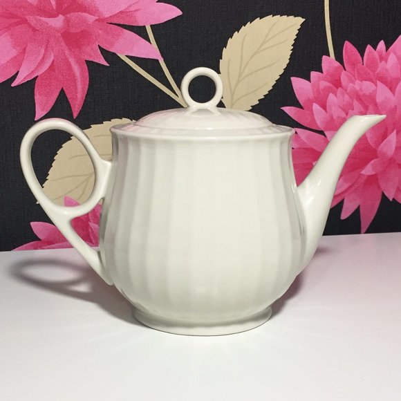 Beautiful Porcelain Tea Set - Picture 2 of 6